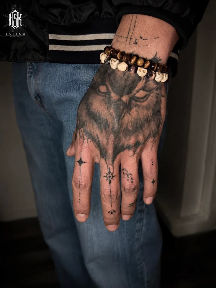 หน้านกฮูกขาวดำเต็มหลังมือ พร้อมลายเล็กบนนิ้ว บริเวณหลังมือและนิ้ว — ผลงานจริงจาก 15K Tattoo ร้านสักบางแสน