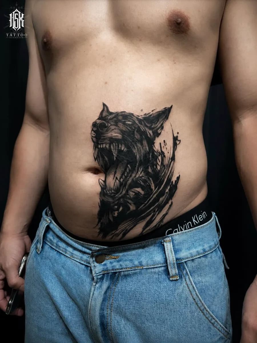 หมาป่าคำราม งาน blackwork ชิ้นใหญ่บนท้อง บริเวณท้อง — ผลงานจริงจาก 15K Tattoo ร้านสักบางแสน