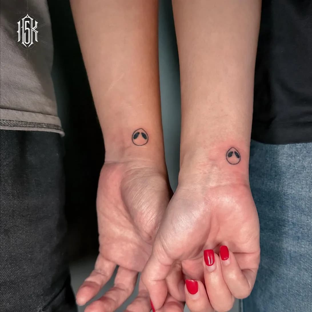 ลายคู่มินิมอลชิ้นเล็กที่ข้อมือ สักเป็นคู่สองคน บริเวณข้อมือ โดยช่างหมิว — ผลงานจริงจาก 15K Tattoo ร้านสักบางแสน