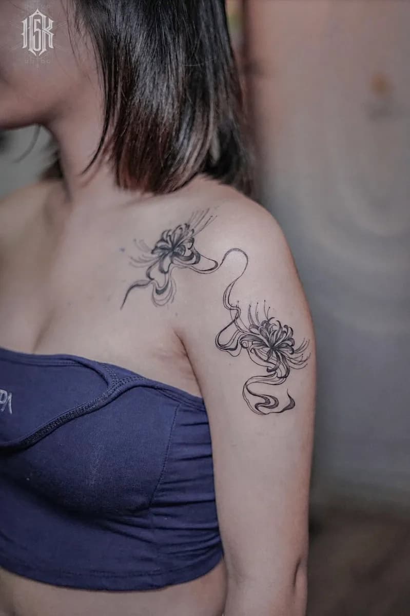 ดอกพลับพลึงแดง (spider lily) ลายเส้นพลิ้วต่อจากไหล่ลงต้นแขน บริเวณไหล่และต้นแขน โดยช่างเต้ย — ผลงานจริงจาก 15K Tattoo ร้านสักบางแสน